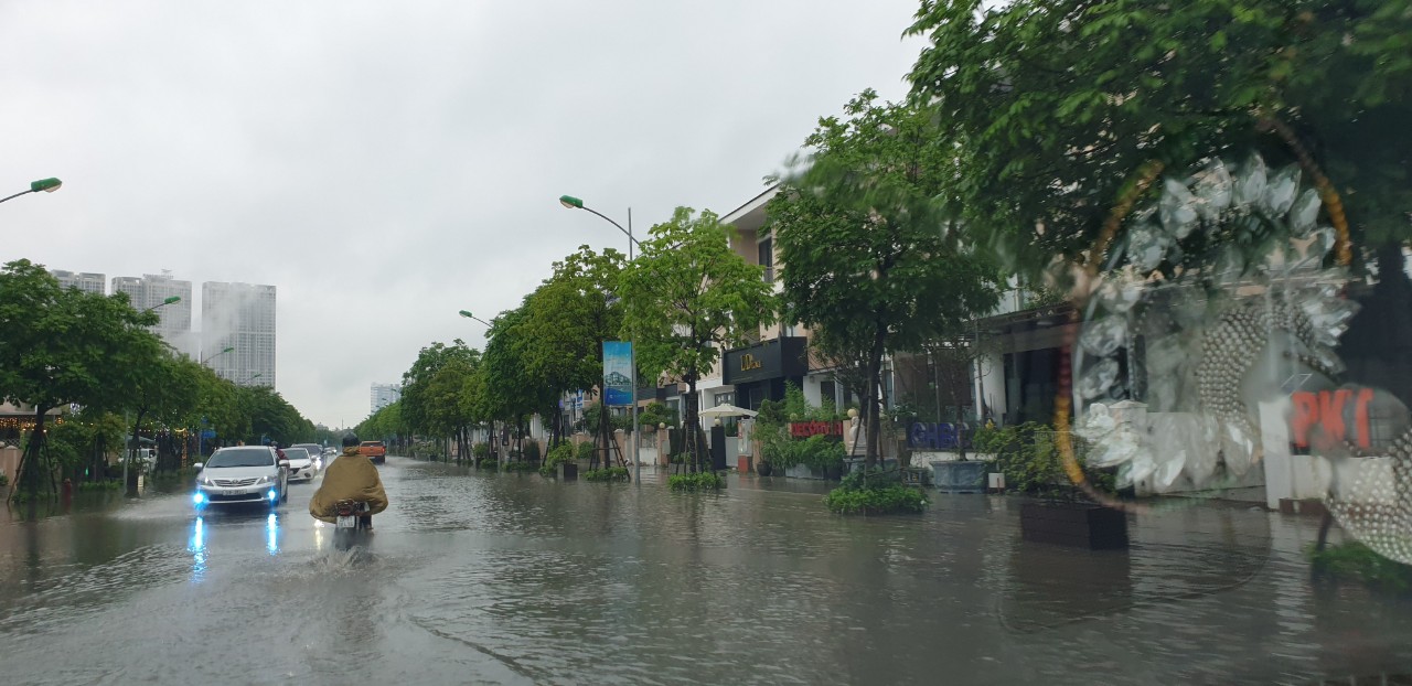 Hà Nội: Một số nơi ngập sâu sau mưa lớn - Ảnh 4