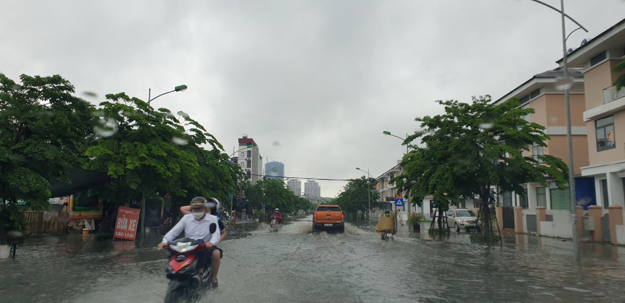Hà Nội: Một số nơi ngập sâu sau mưa lớn - Ảnh 7