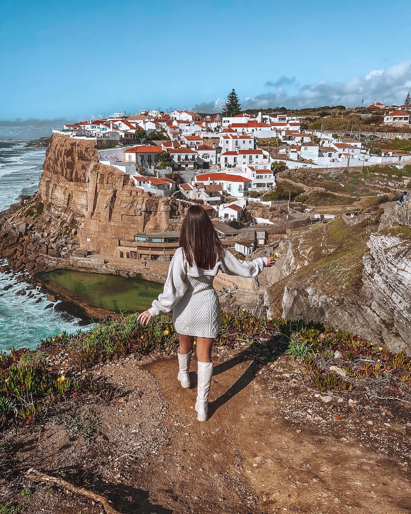 Thị trấn nằm trên vách núi Azenhas do Mar ở Bồ Đào Nha. Ảnh: @leonormoraisgodinho