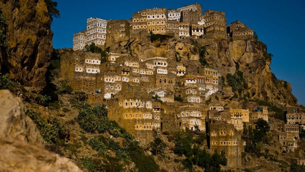Thị trấn nằm trên vách núi Al Hajara ở Yemen. Ảnh:dronestagr.am