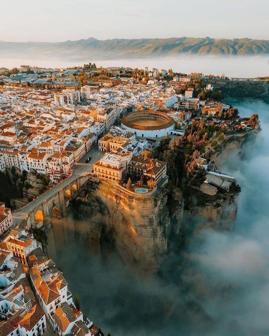 Thị trấn nằm trên vách núi Ronda ở Tây Ban Nha. Ảnh: @time2board