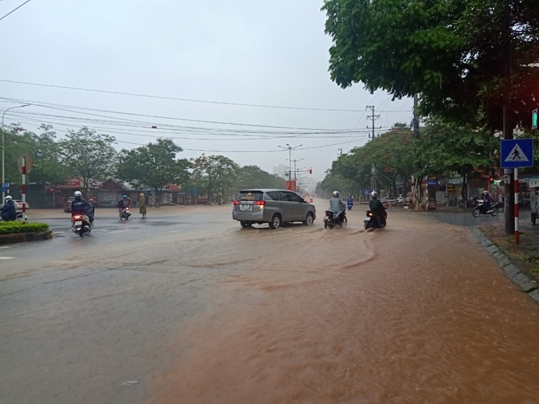 Nhiều tuyến đường thành phố Vĩnh Yên ngập sâu do mưa lớn - Nhiều tuyến đường thành phố Vĩnh Yên ngập sâu do mưa lớn - Góc ảnh - Báo Vĩnh Phúc