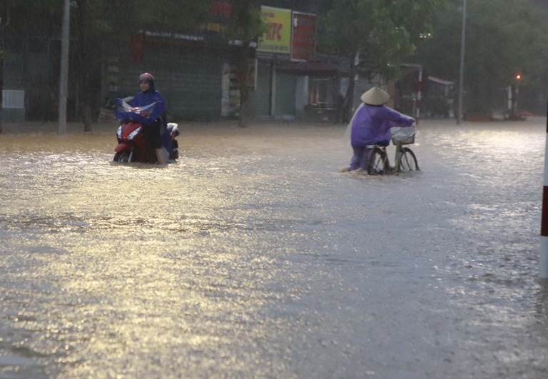 Nhiều tuyến đường thành phố Vĩnh Yên ngập sâu do mưa lớn - Nhiều tuyến đường thành phố Vĩnh Yên ngập sâu do mưa lớn - Góc ảnh - Báo Vĩnh Phúc