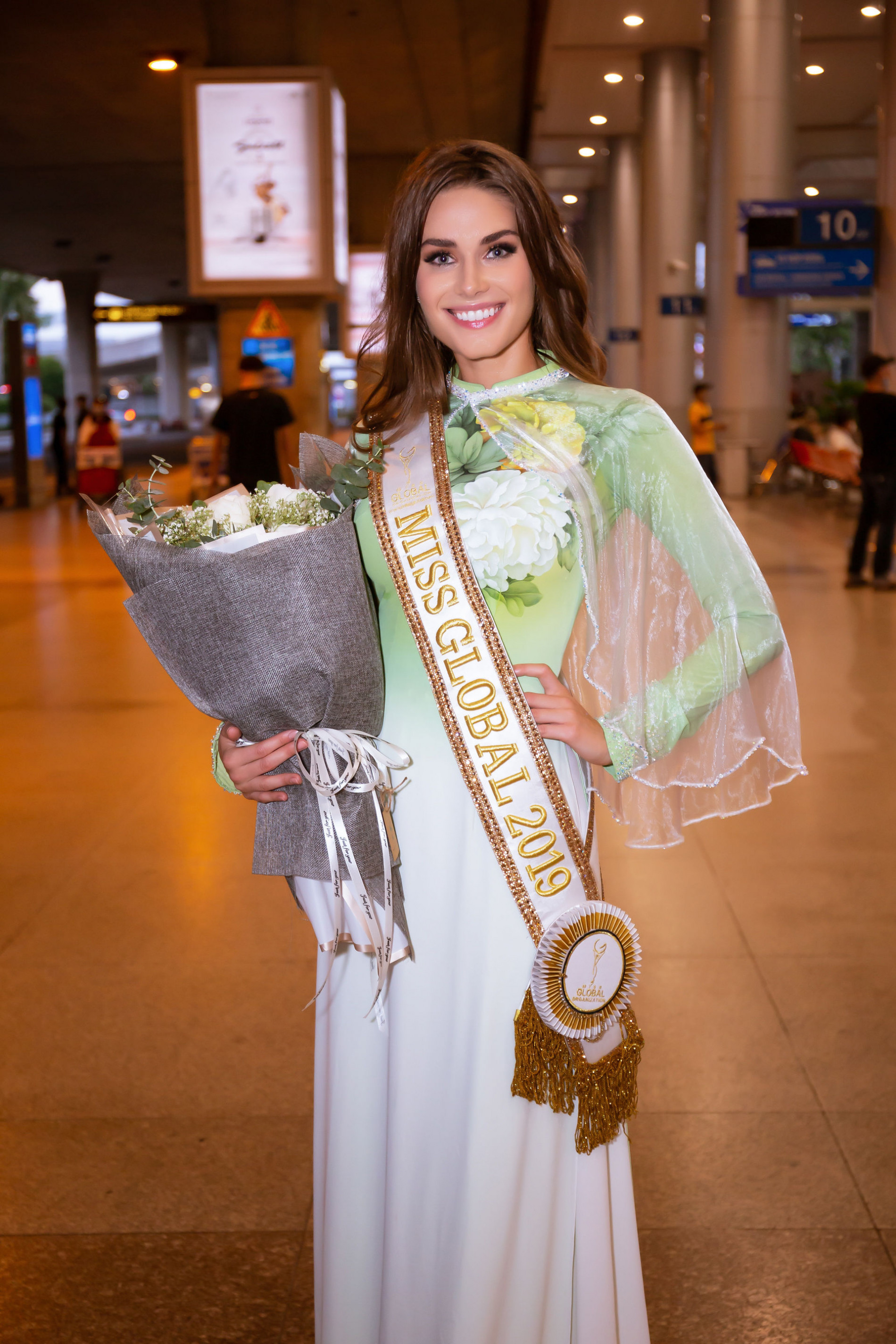 Hoa hậu Toàn cầu 2019 đến Việt Nam, diện áo dài đọ sắc với Đoàn Hồng Trang - 2
