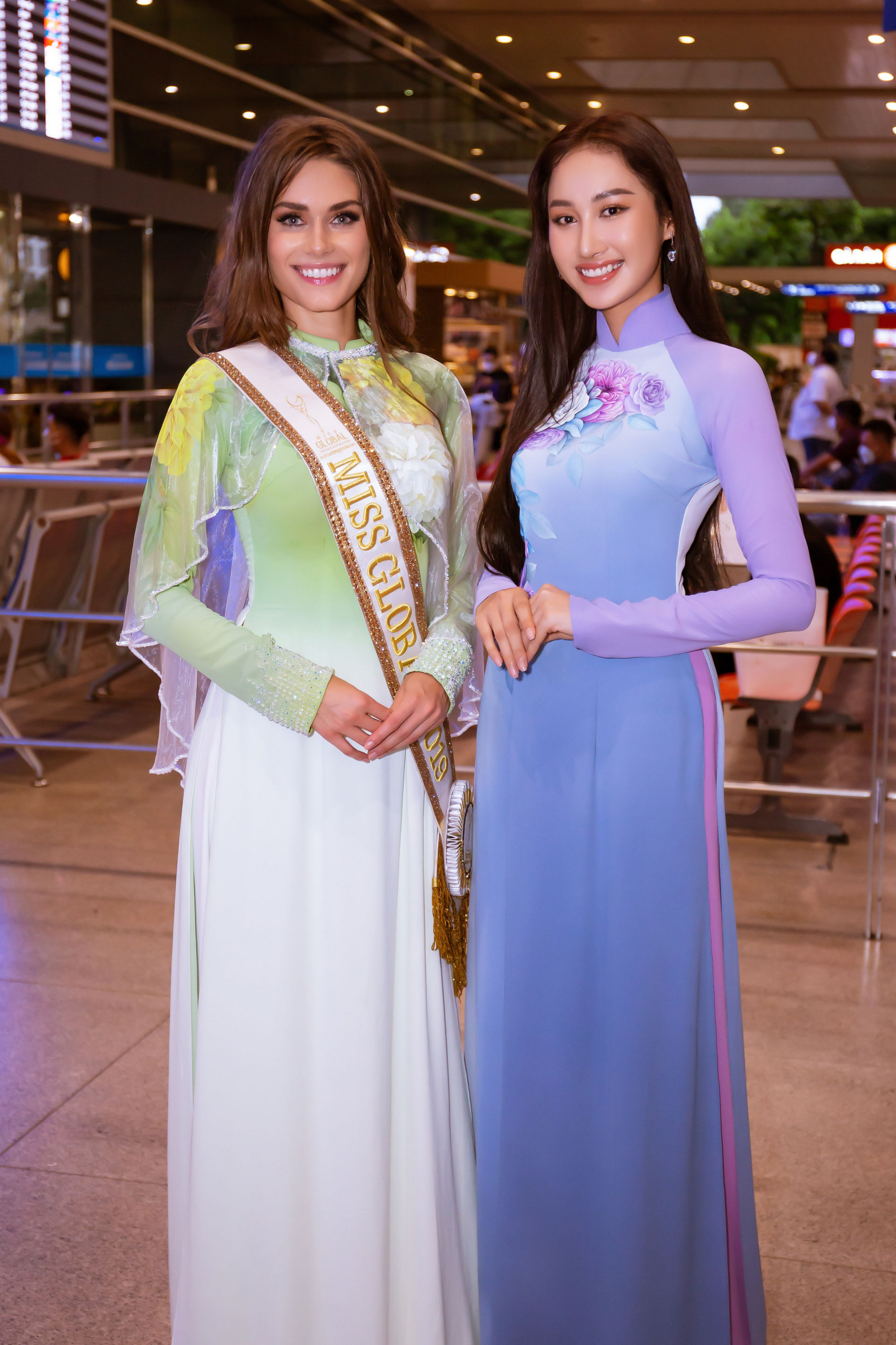 Hoa hậu Toàn cầu 2019 đến Việt Nam, diện áo dài đọ sắc với Đoàn Hồng Trang - 4