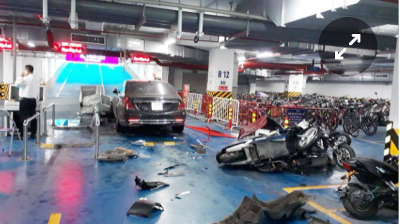 Ô tô Maybach mất lái, tông vào hàng loạt xe máy trong hầm chung cư