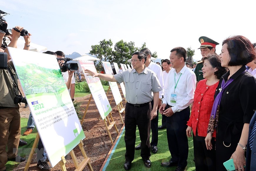 Hình ảnh Thủ tướng dự khởi công dự án Tổ hợp Thiên đường sữa Mộc Châu | Kinh doanh | Vietnam+ (VietnamPlus)