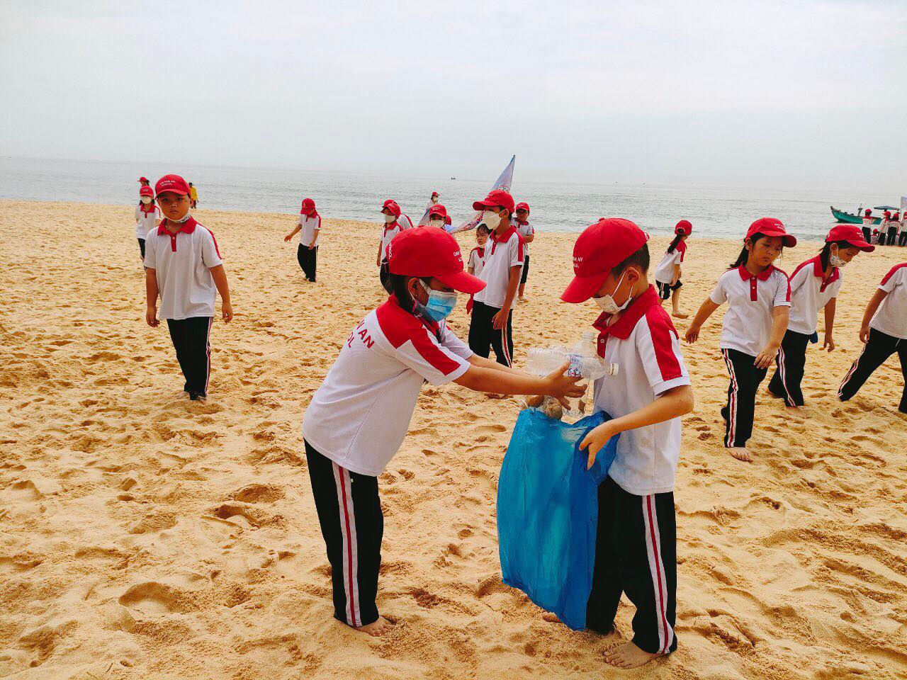 Quảng Bình: Học sinh tiểu học vẽ tranh về biển, đảo