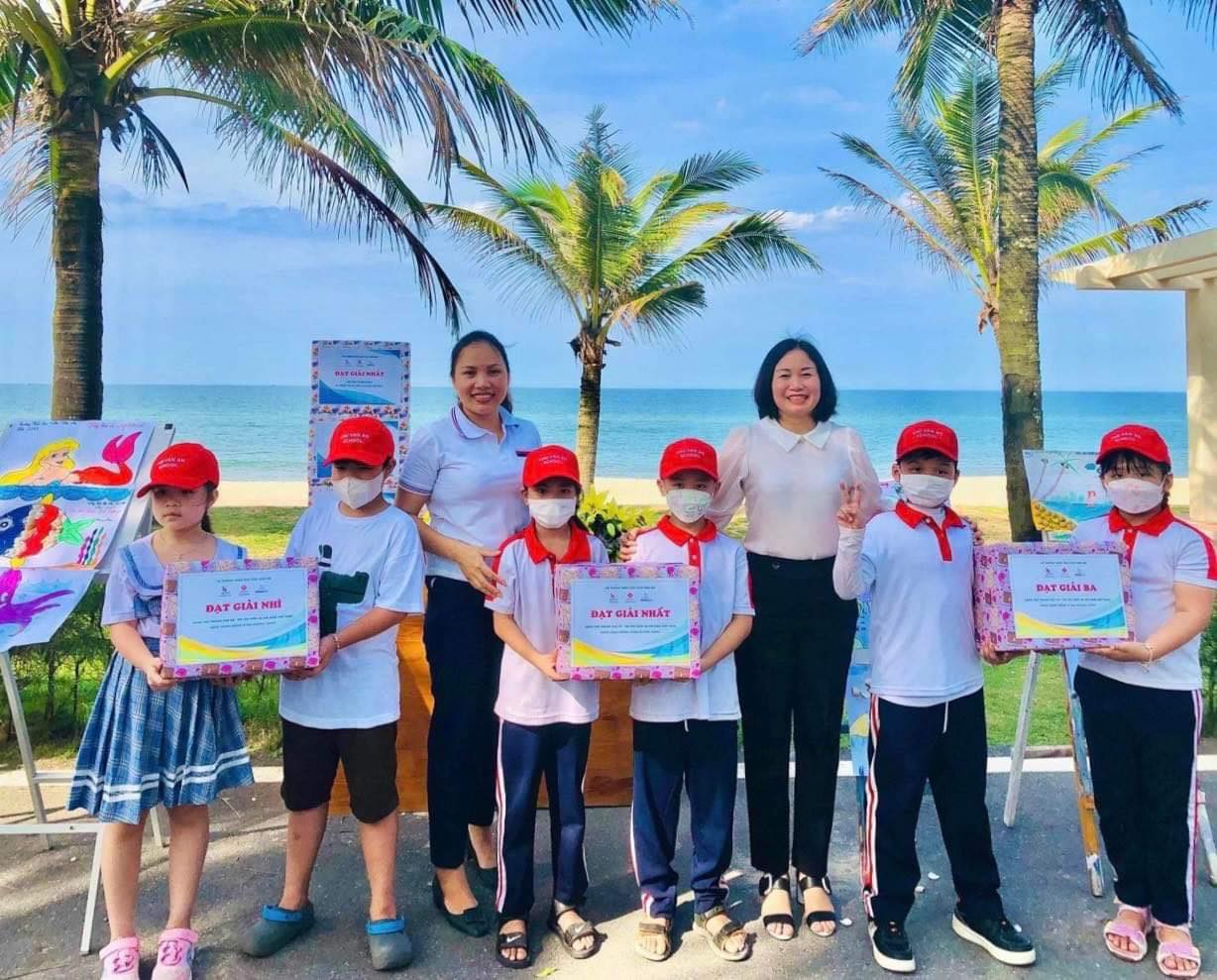 Quảng Bình: Học sinh tiểu học thu gom rác làm sạch biển, vẽ tranh về biển, đảo