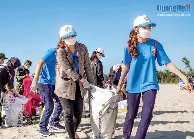 Đoàn viên, thanh niên tham gia dọn vệ sinh tại bãi biển Mỹ Khê, xã Tịnh Khê (TP.Quảng Ngãi) vào sáng 4/6. 