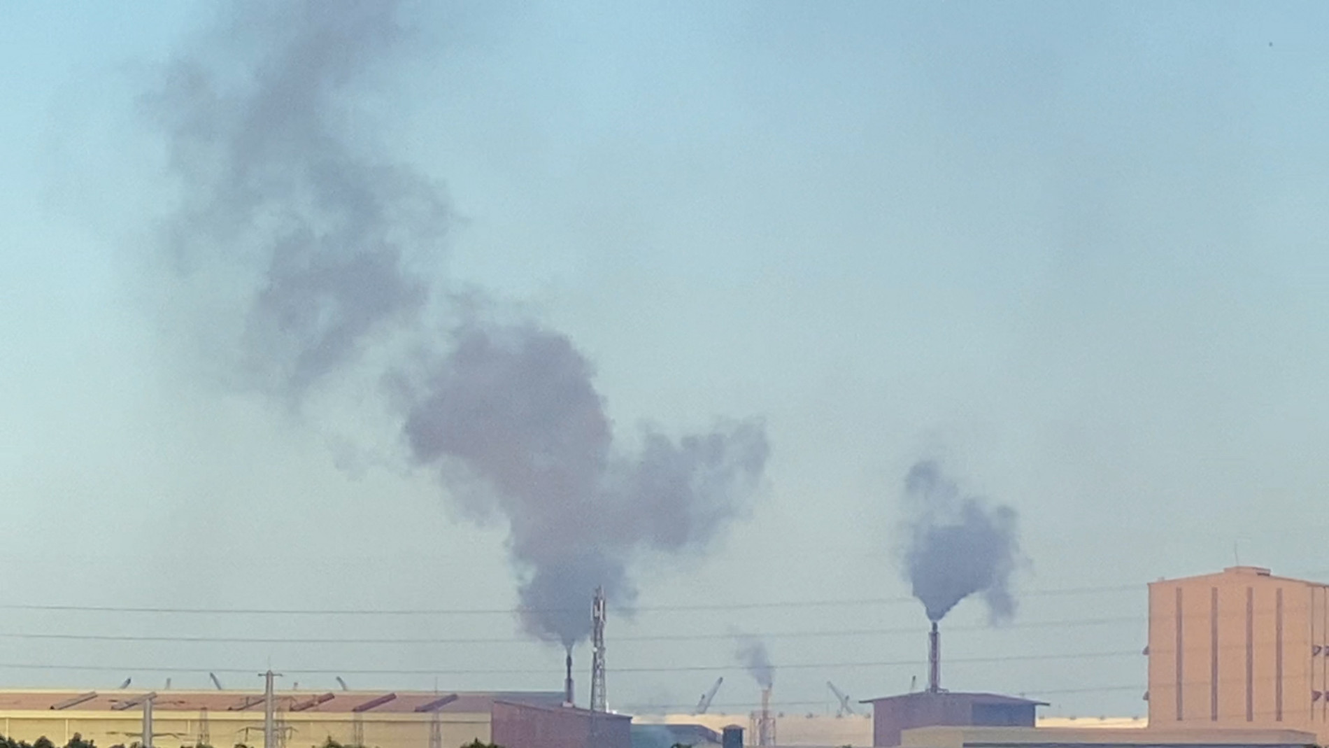 Khói mù mịt từ nhà máy khu công nghiệp, người dân kêu trời vì mùi hóa chất - Ảnh 2.