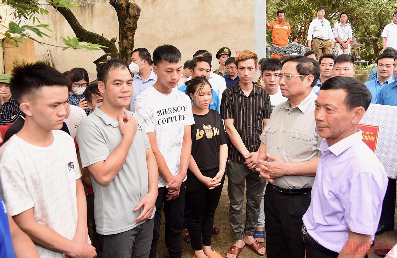 Thủ tướng Phạm Minh Chính thăm công nhân ở khu công nghiệp tỉnh Bắc Giang -1