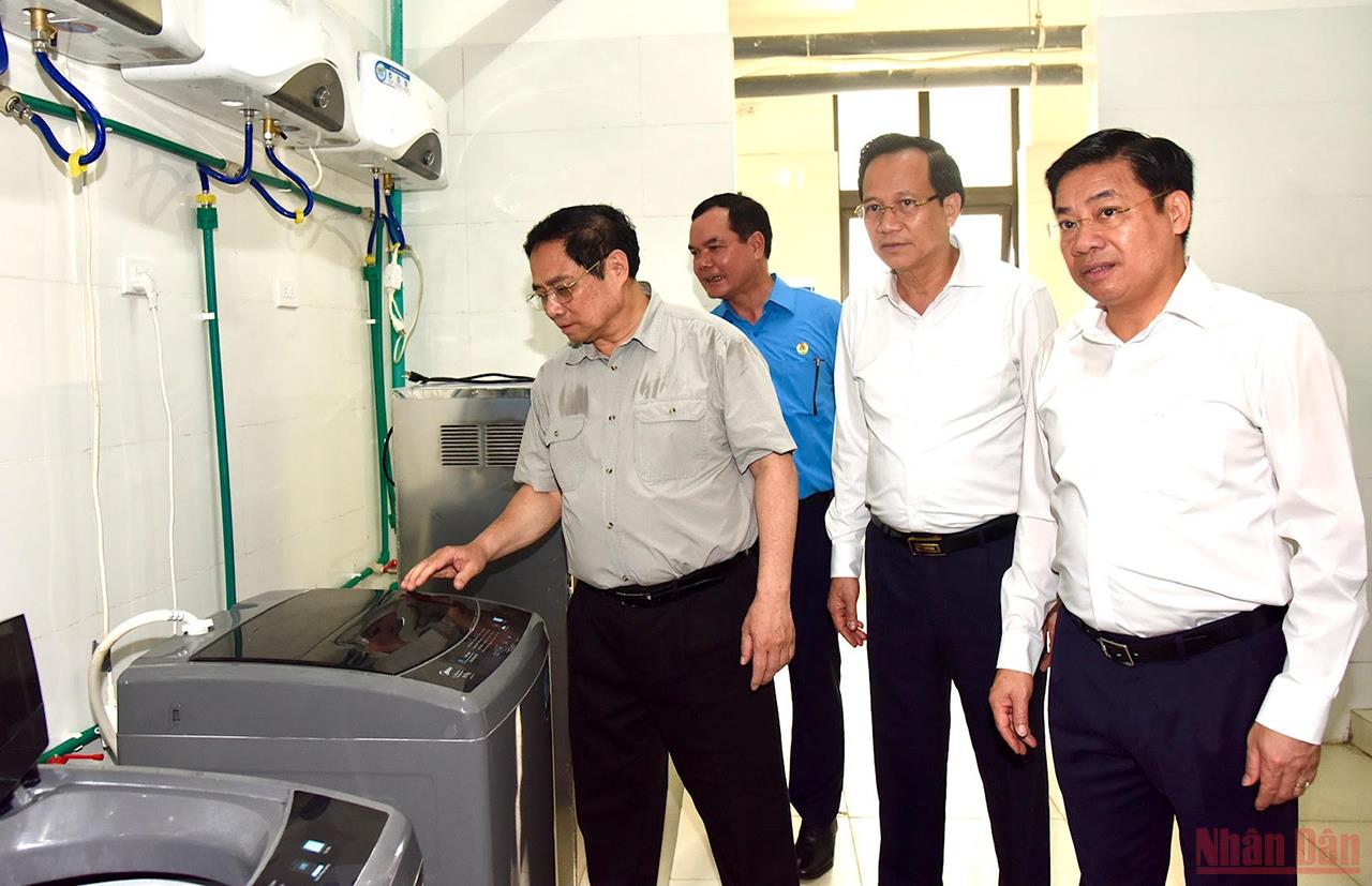 Thủ tướng Phạm Minh Chính thăm công nhân ở khu công nghiệp tỉnh Bắc Giang -3