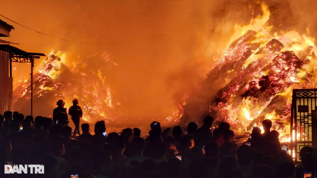 Cháy cực lớn tại cụm công nghiệp ở Nghệ An - 1