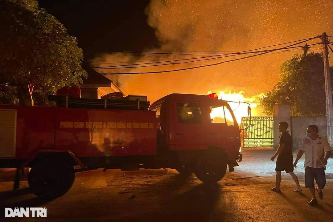 Cháy cực lớn tại cụm công nghiệp ở Nghệ An - 4