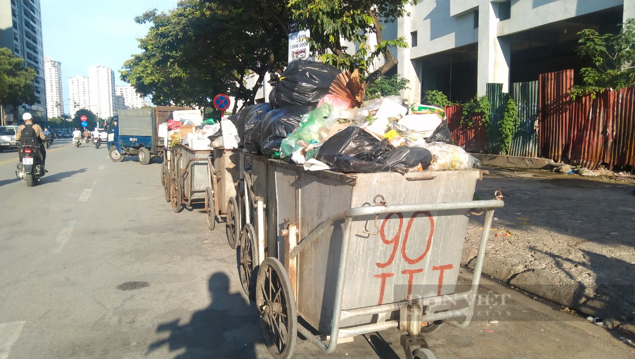 Rác thải “chất đống” trên phố Hà Nội là do bãi rác Nam Sơn quá tải? - Ảnh 1.