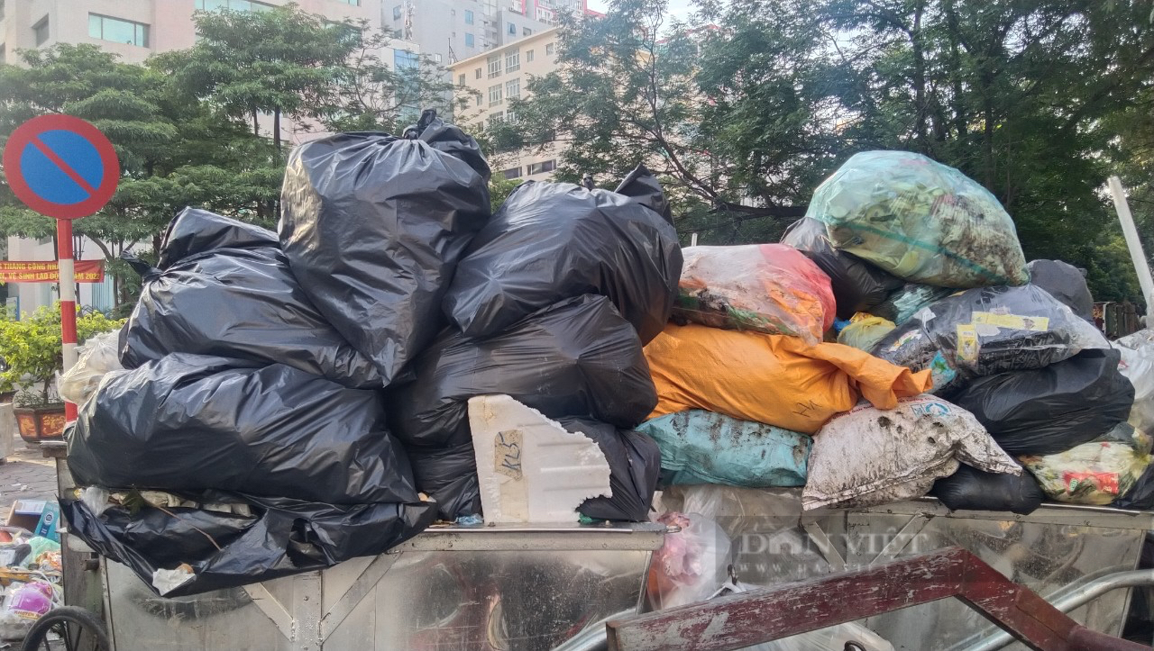 Rác thải “chất đống” trên phố Hà Nội là do bãi rác Nam Sơn quá tải? - Ảnh 3.