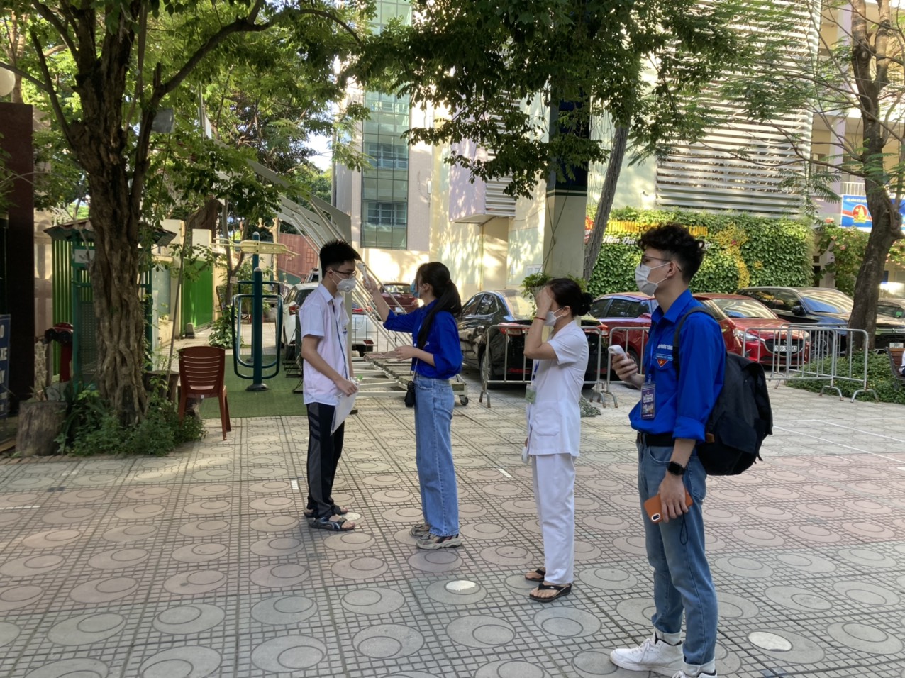 Thí sinh Hà Nội đến điểm thi sớm để tránh nắng, sẵn sàng môn thi cuối - Báo Giáo dục và Thời đại Online
