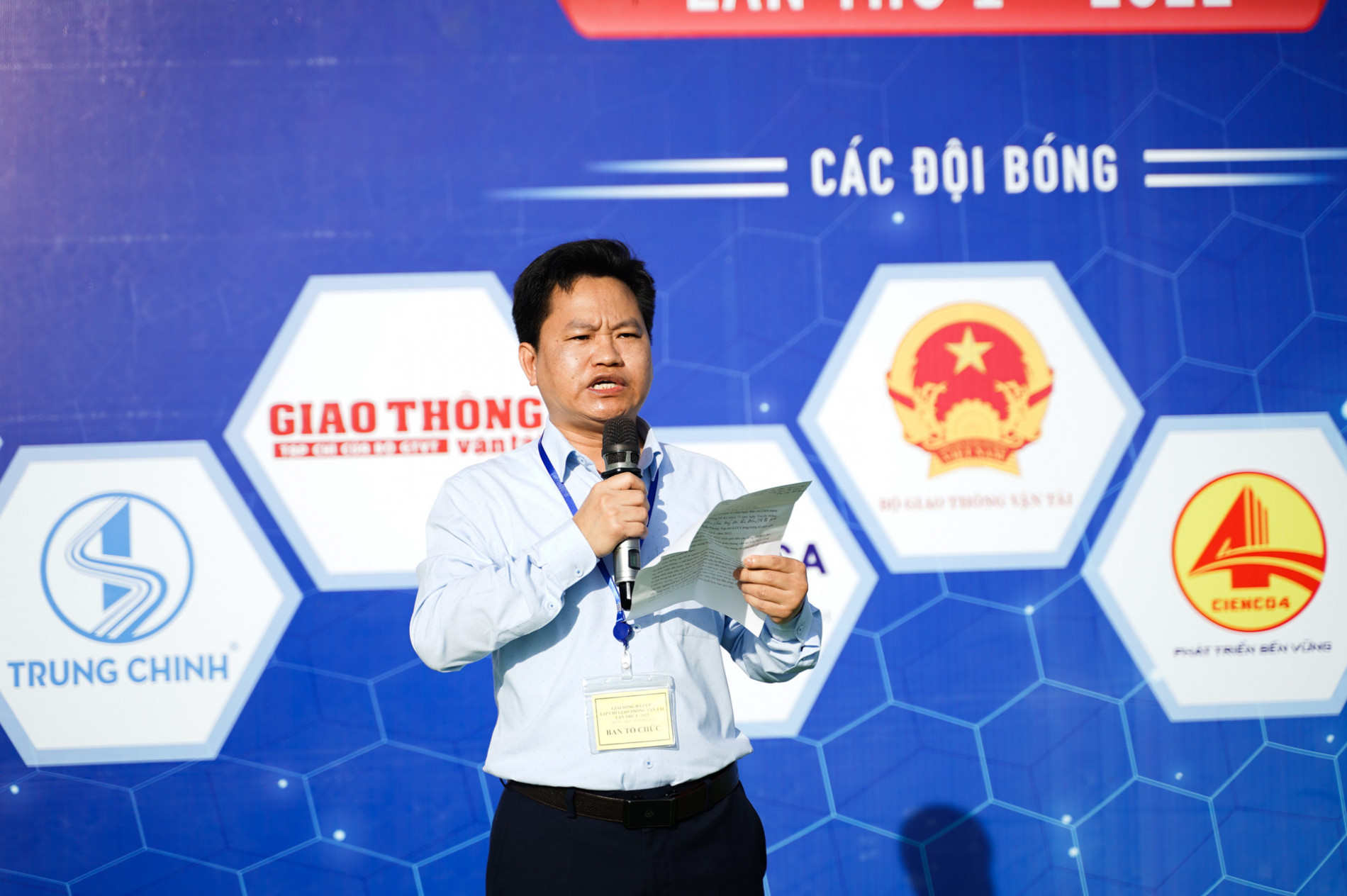 Ông Nguyễn Văn Hường - Q.Tổng Biên tập Tạp chí Giao thông vận tải phát biểu khai mạc Giải bóng đá Cup Tạp chí Giao thông vận tải