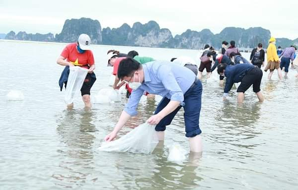 Thành phố Hạ Long tổ chức thả giống thủy sản vào ngày 1/4/2022 nhân kỷ niệm 63 năm ngày truyền thống ngành Thủy sản Việt Nam.