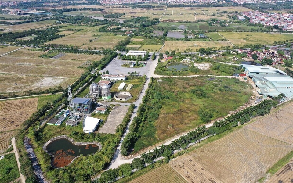 Chiều 22.6, phóng viên Báo Lao Động có mặt tại khu vực Nhà máy xử lý rác thải nhiệt phân plasma Đông Anh (xã Việt Hùng, huyện Đông Anh, Hà Nội). Đây là dự án của Công ty cổ phần đầu tư Thành Quang, được khởi công xây dựng từ tháng 12.2011 với tổng mức đầu tư trên 768 tỷ đồng.