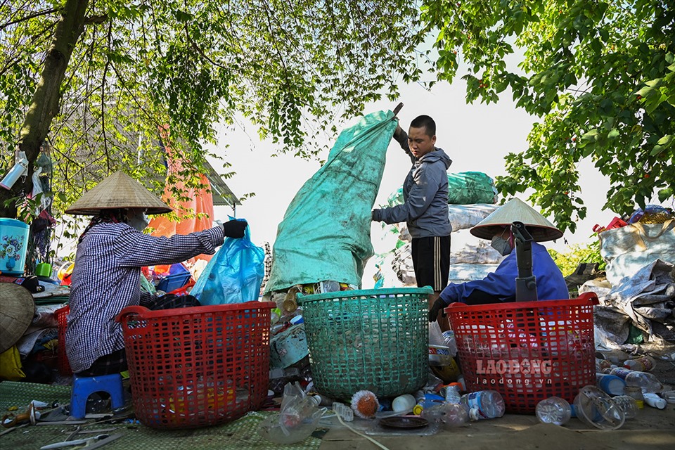 Thôn Xà Cầu có khoảng 180 hộ dân làm nghề tái chế phế liệu, trung bình mỗi năm phát sinh khoảng 80 tấn rác thải phế liệu ra môi trường.