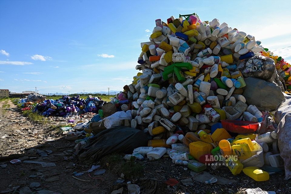 Mỗi ngày có hơn trăm tấn rác thải nhựa thứ từ chai nhựa, tivi, tủ lạnh, các loại lon nước… được thu gom, tập kết và xử lý ngay chính tại nơi người dân sinh sống.