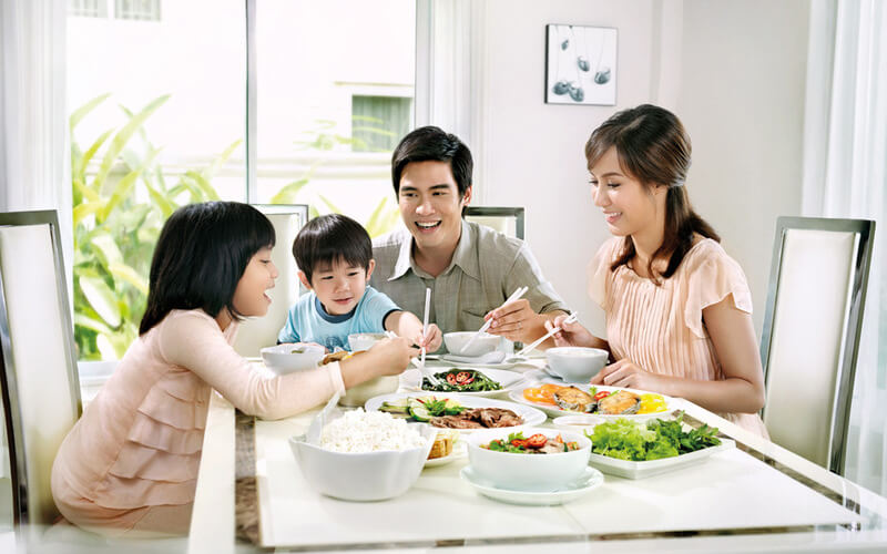 Bữa cơm gia đình sẽ tạo cho mọi người cơ hội kết nối, gần nhau hơn để trao đổi những chuyện thường ngày và dành cho nhau thời gian quan tâm.