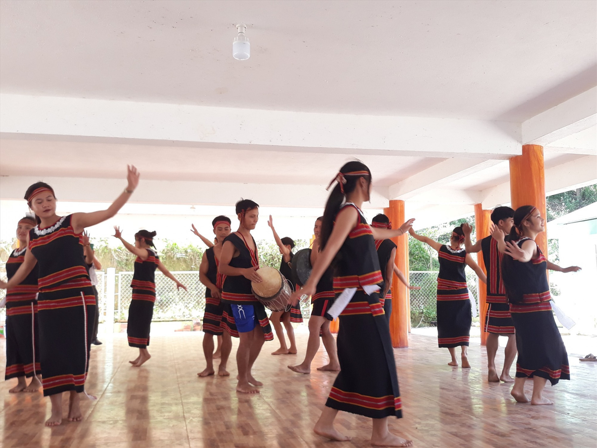 Một số điệu múa cổ truyền của người Mơ Nông đã được khôi phục, truyền dạy cho lớp trẻ ở Bằng La. Ảnh: B.A