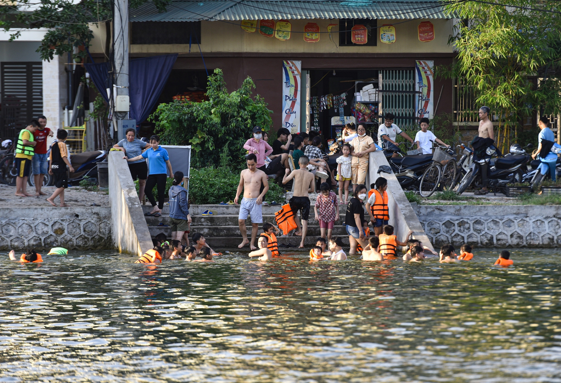 Hà Nội: Người dân bỏ tiền cải tạo ao làng ô nhiễm thành bể bơi miễn phí, cả xã rủ nhau đi tắm giải nhiệt - Ảnh 3.