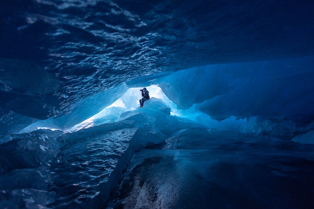 Nhiếp ảnh gia chẳng màng gian khổ thám hiểm tới hệ thống hang động băng giá kỳ vĩ, không thốt nên lời với vẻ đẹp choáng ngợp như đến từ hành tinh khác - Ảnh 11.