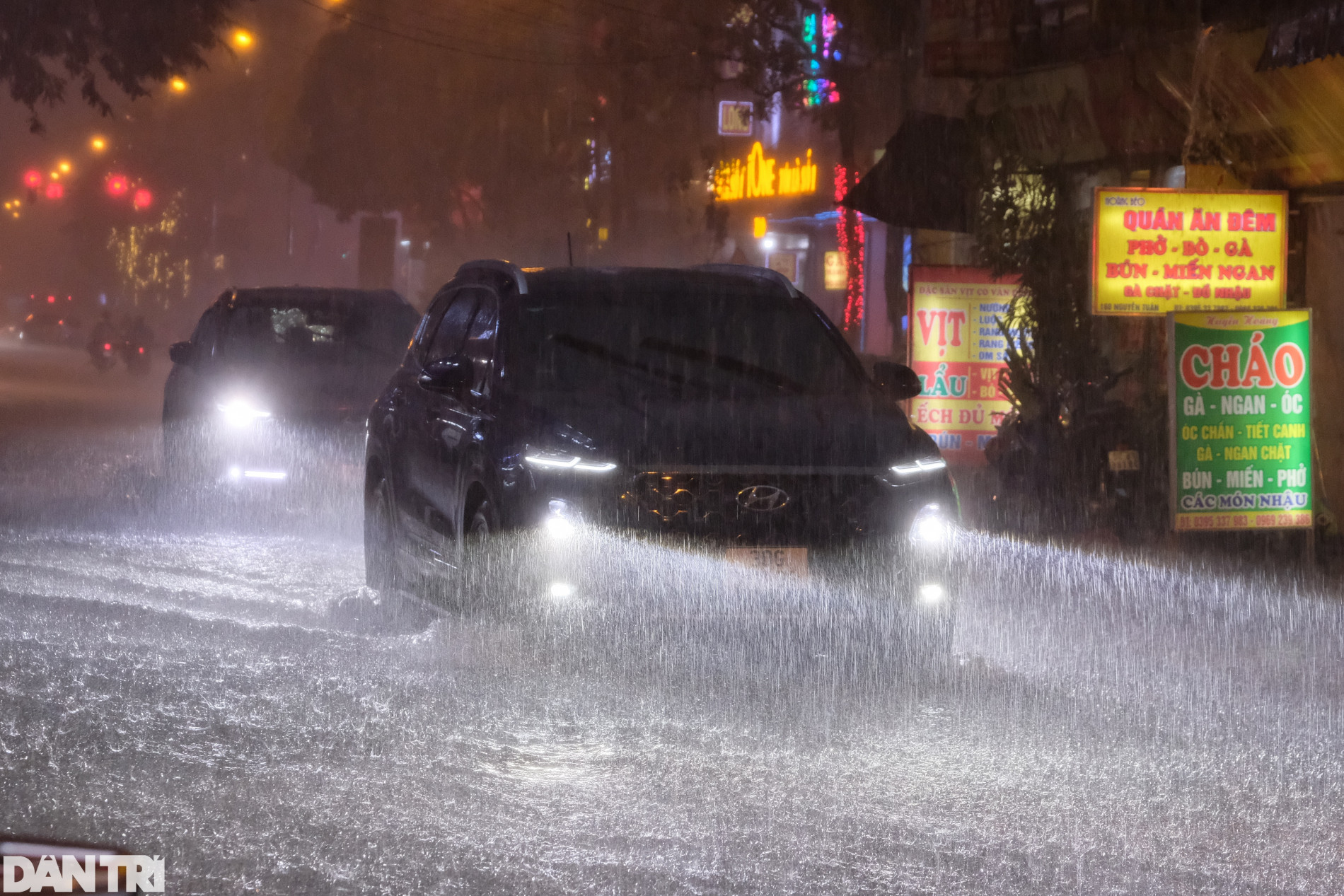 Nhiều nơi ở Hà Nội ngập trong biển nước sau cơn mưa lớn - 1