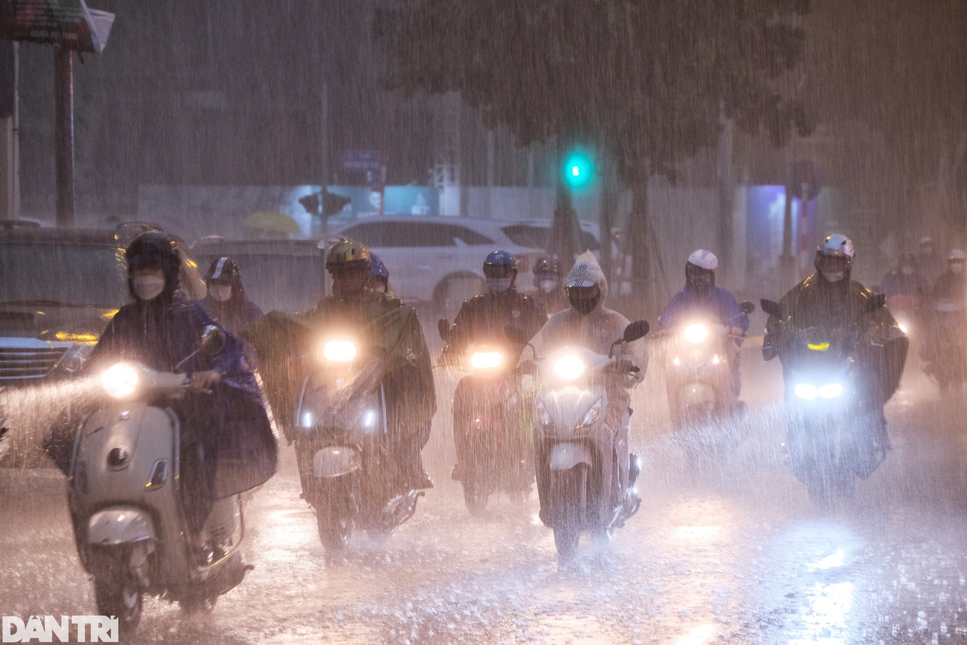 Nhiều nơi ở Hà Nội ngập trong biển nước sau cơn mưa lớn - 2