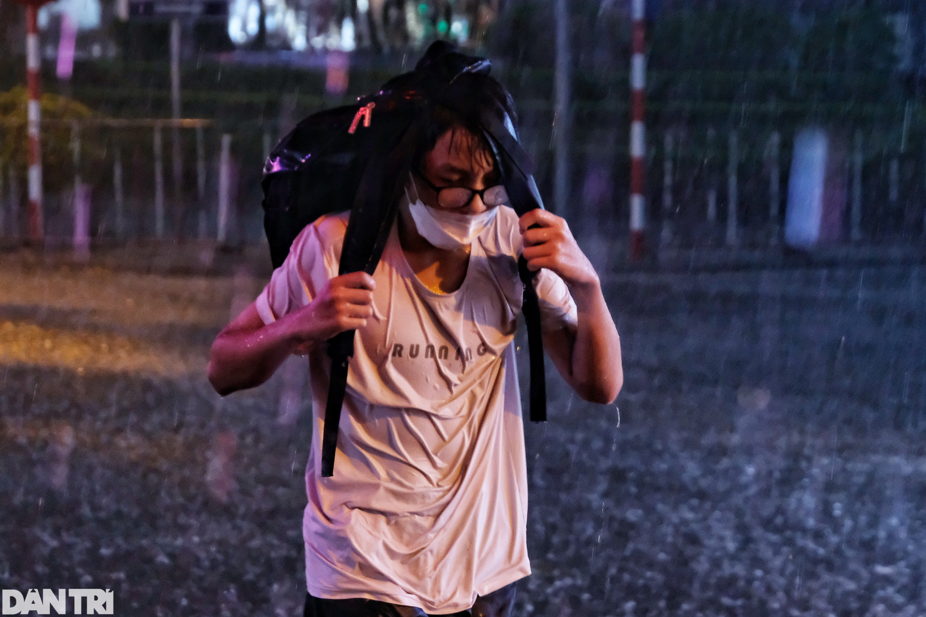 Nhiều nơi ở Hà Nội ngập trong biển nước sau cơn mưa lớn - 3