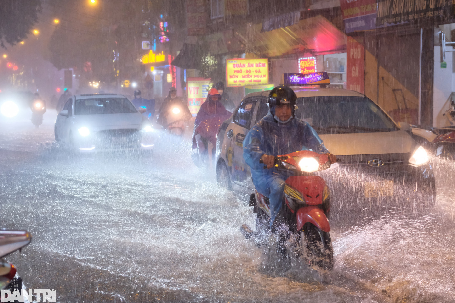 Nhiều nơi ở Hà Nội ngập trong biển nước sau cơn mưa lớn - 5