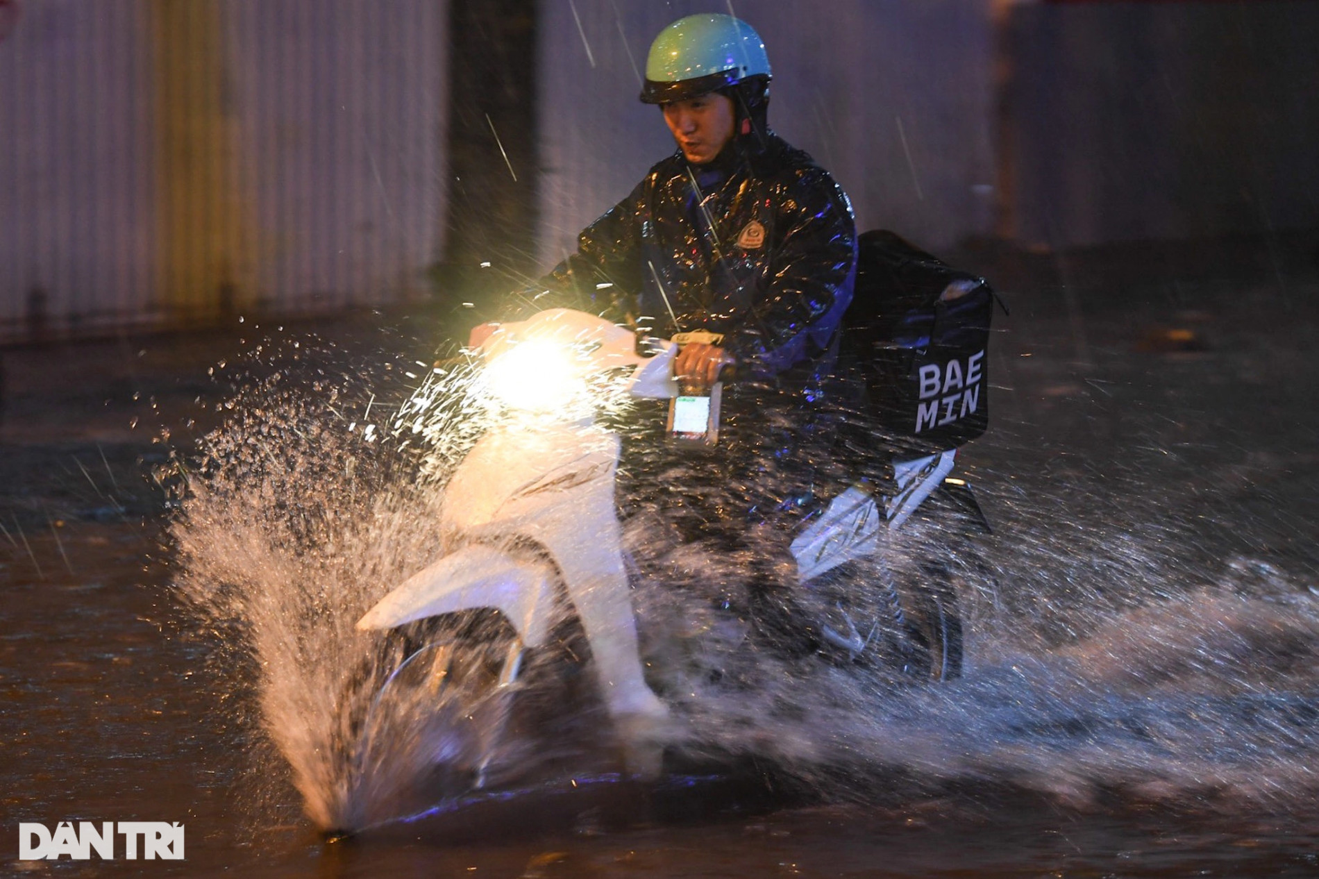 Nhiều nơi ở Hà Nội ngập trong biển nước sau cơn mưa lớn - 6