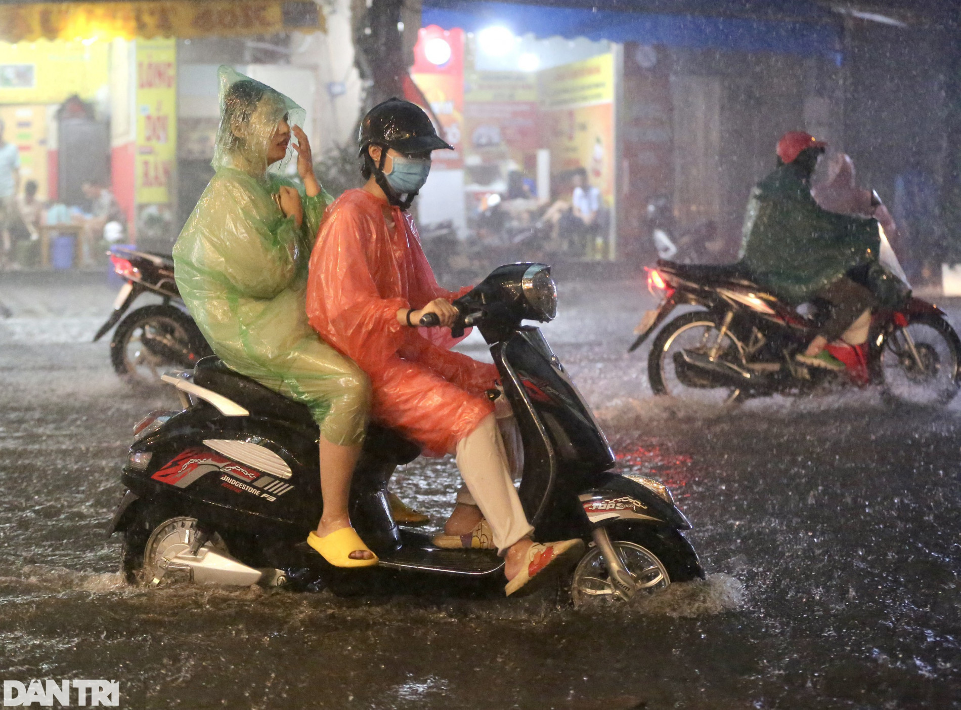 Nhiều nơi ở Hà Nội ngập trong biển nước sau cơn mưa lớn - 7