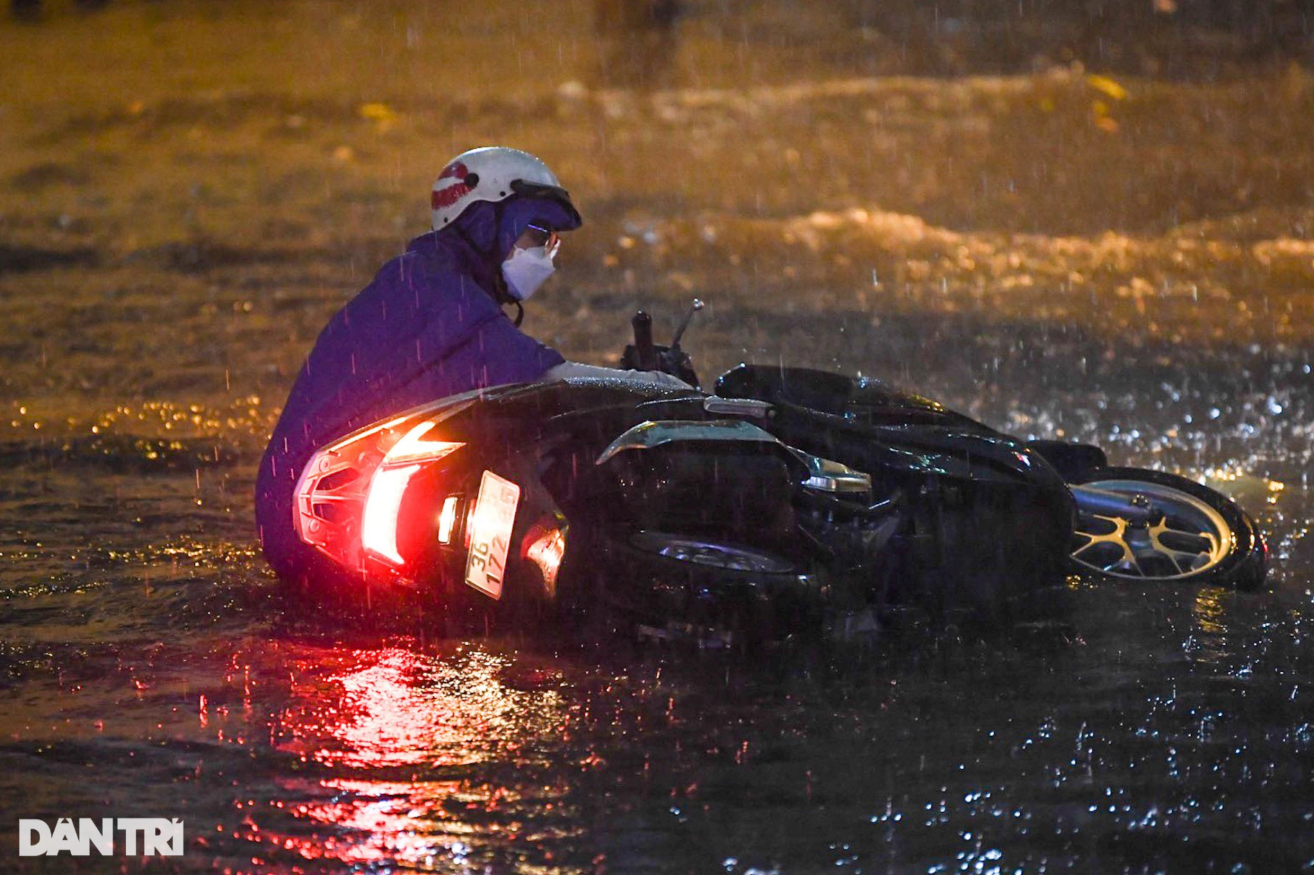 Nhiều nơi ở Hà Nội ngập trong biển nước sau cơn mưa lớn - 8
