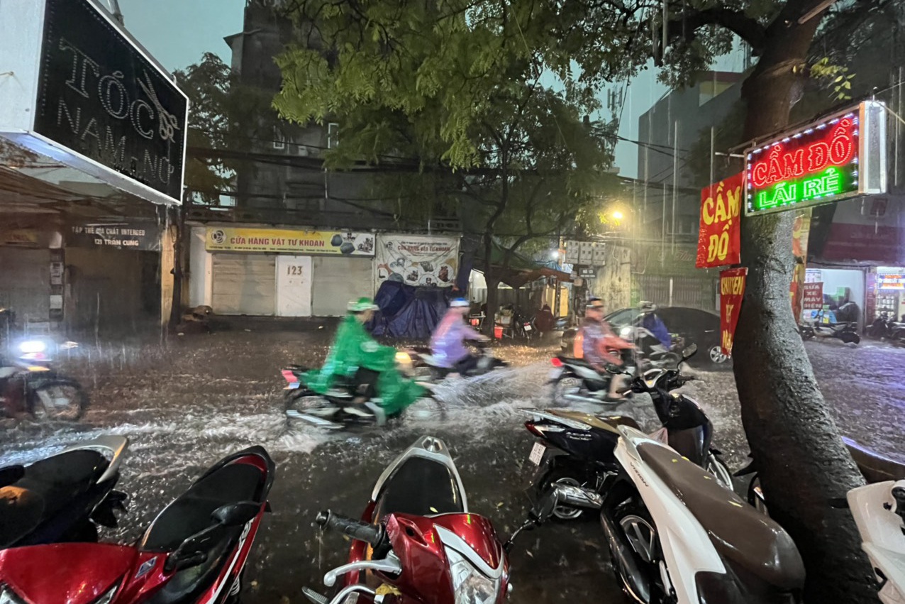 Nhiều nơi ở Hà Nội ngập trong biển nước sau cơn mưa lớn - 10