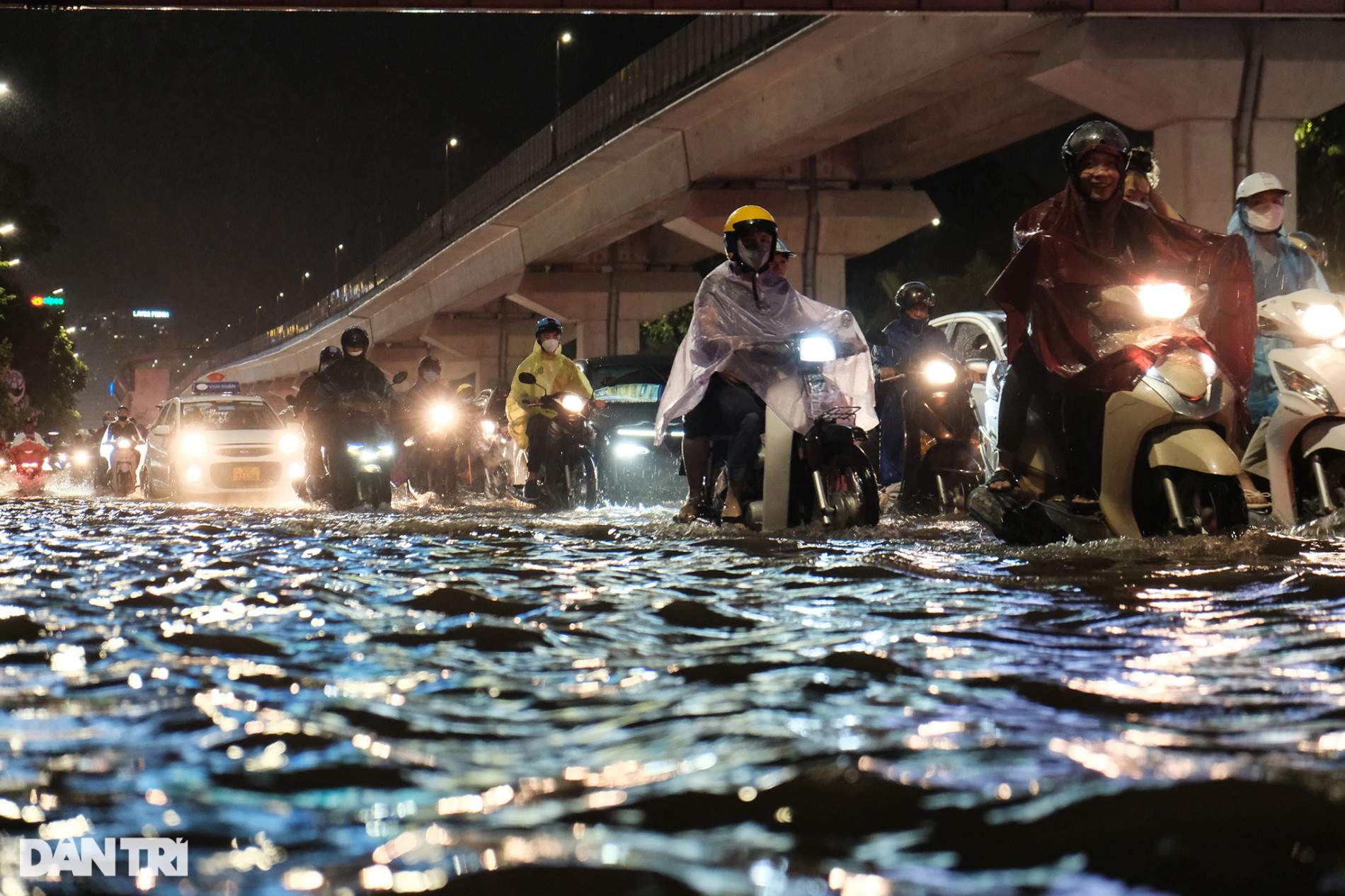 Nhiều nơi ở Hà Nội ngập trong biển nước sau cơn mưa lớn - 14