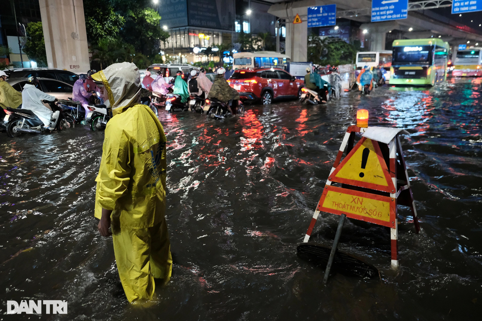 Nhiều nơi ở Hà Nội ngập trong biển nước sau cơn mưa lớn - 16