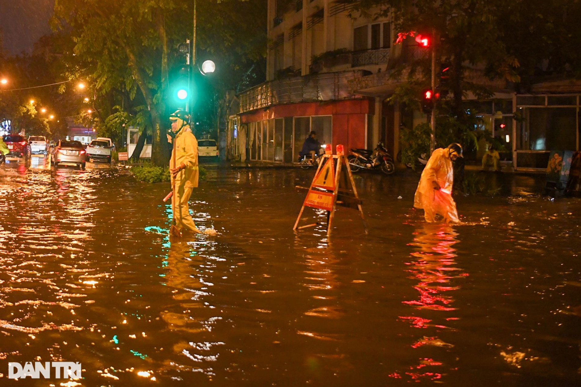 Nhiều nơi ở Hà Nội ngập trong biển nước sau cơn mưa lớn - 17