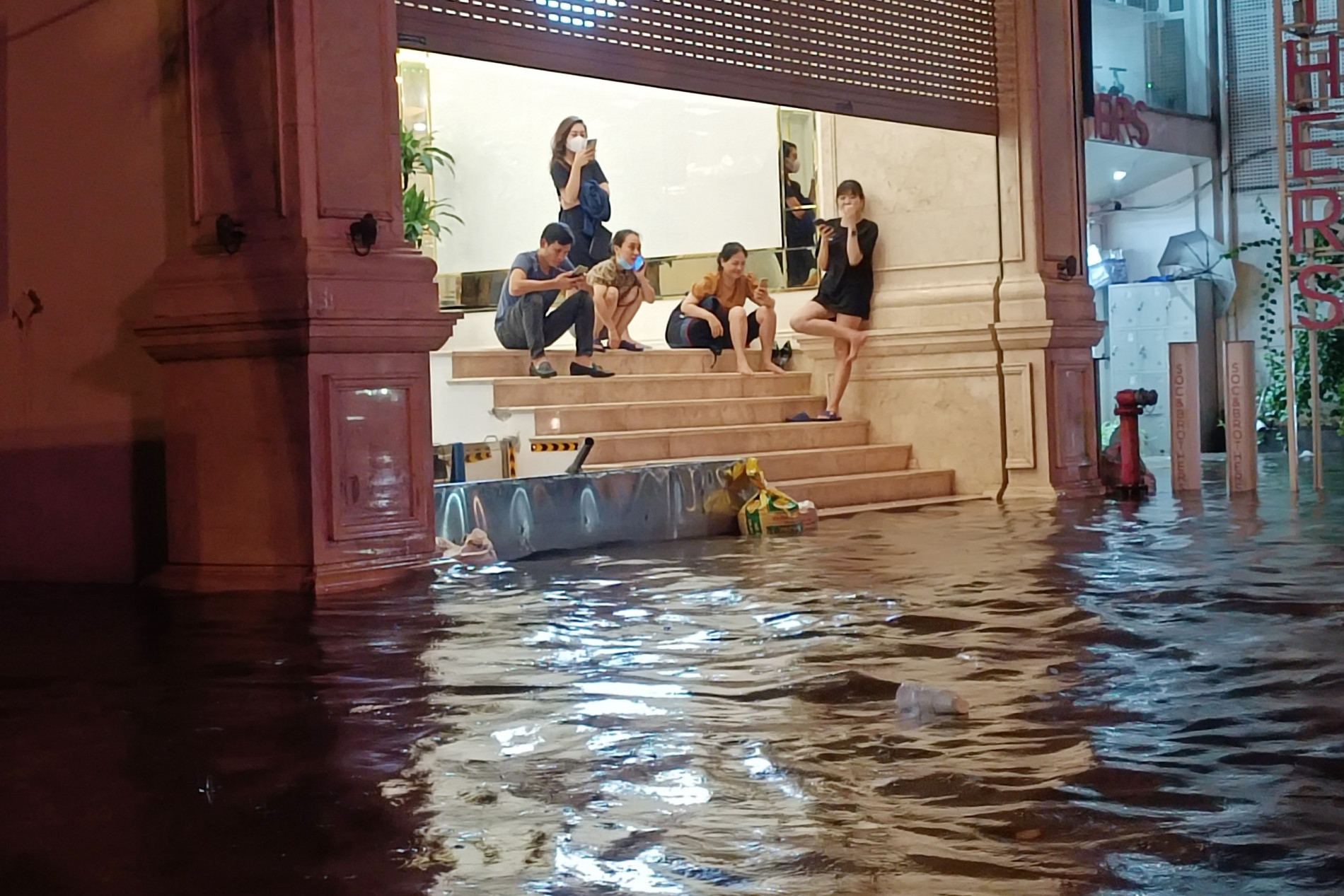 Nhiều nơi ở Hà Nội ngập trong biển nước sau cơn mưa lớn - 19