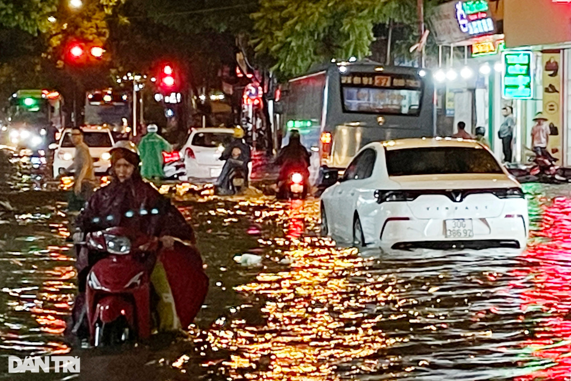 Nhiều nơi ở Hà Nội ngập trong biển nước sau cơn mưa lớn - 20