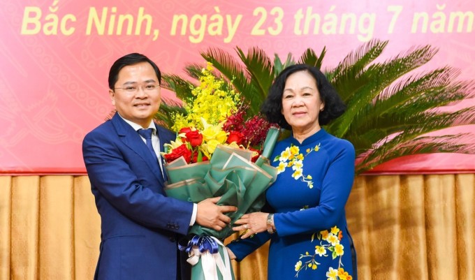 Ông Nguyễn Anh Tuấn nhận hoa chúc mừng từ Trưởng Ban Tổ chức Trung ương Trương Thị Mai. Ảnh: Văn Chương