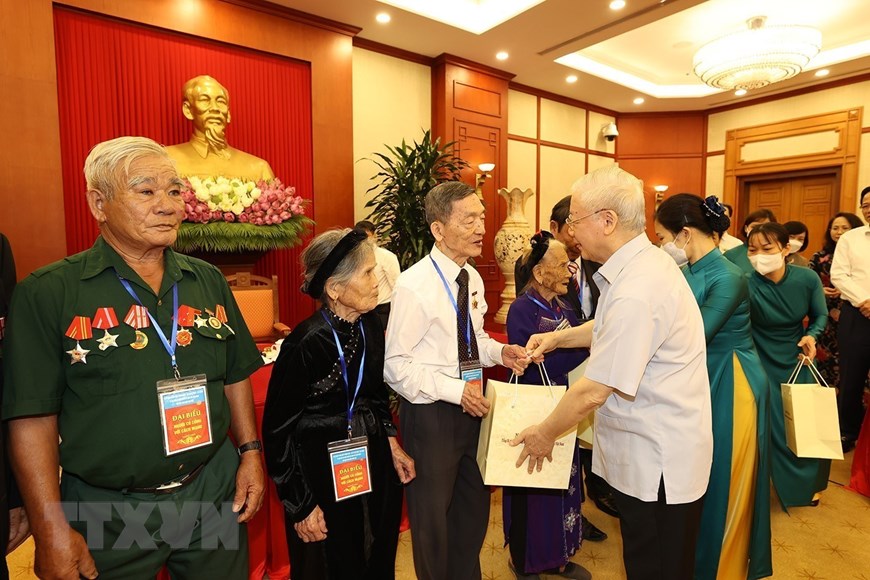 Tổng Bí thư gặp mặt thân mật các đại biểu người có công tiêu biểu | Chính trị | Vietnam+ (VietnamPlus)