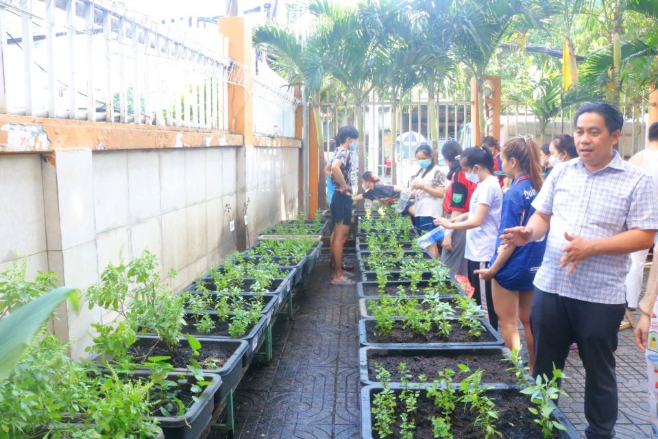 Du học sinh Lào chung tay bảo vệ môi trường trong “Ngày Chủ nhật xanh”