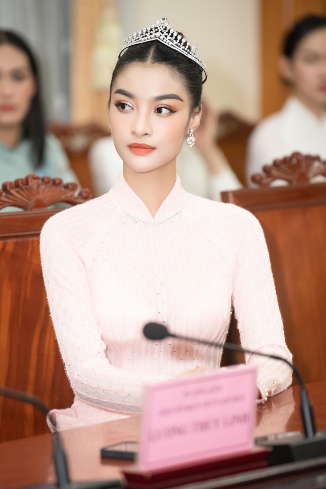 Top 38 Miss World Vietnam 2022 mặc áo dài nền nã khi đi dâng hương tại Quy Nhơn ảnh 3