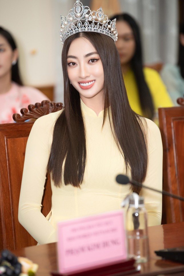 Top 38 Miss World Vietnam 2022 mặc áo dài nền nã khi đi dâng hương tại Quy Nhơn ảnh 2