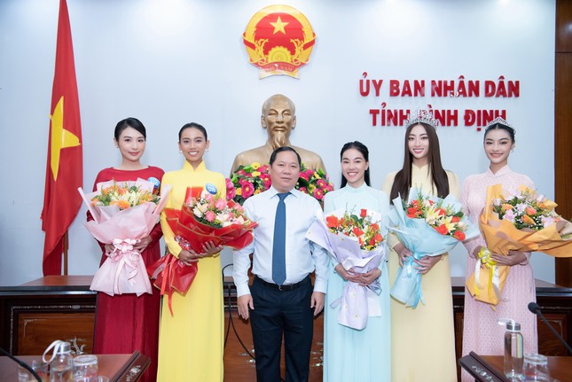 Top 38 Miss World Vietnam 2022 mặc áo dài nền nã khi đi dâng hương tại Quy Nhơn ảnh 1